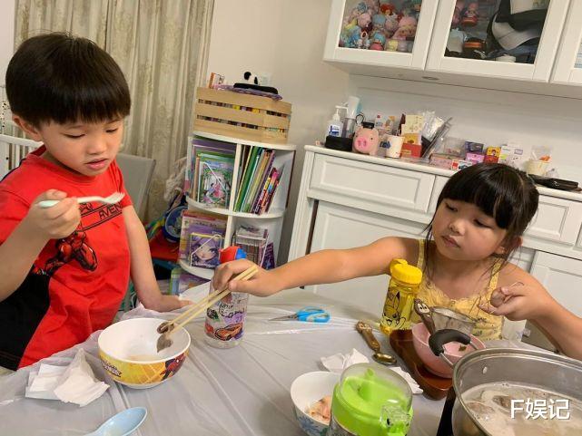 张颖康|太太和岳母去看电影 张颖康开启宠子女模式 陪子女吃美食玩耍