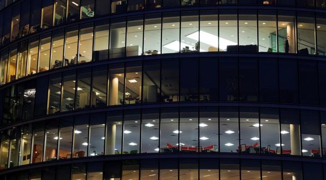 |领导在下班前开会，员工：“你开车轻松！我们追末班车脚底冒烟”