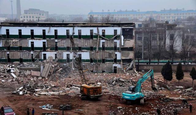 北京市|钉子户惹怒开发商，要400万加3套房遭拒，住在马路中间长达七年