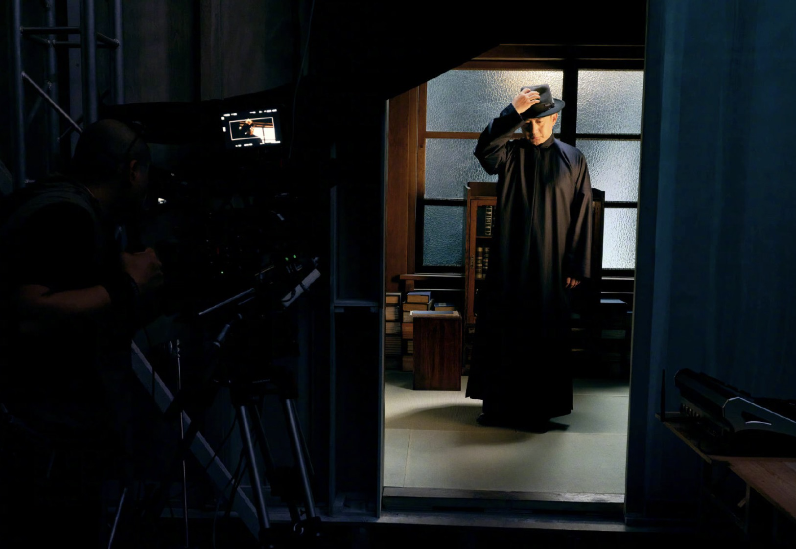 无名|《无名》曝最新剧照，梁朝伟王一博颇具神秘感，周迅穿旗袍优雅知性