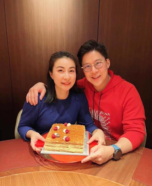 张怡宁|41岁张怡宁变漂亮了！越活越精致，与61岁丈夫罕见同框，精神抖擞