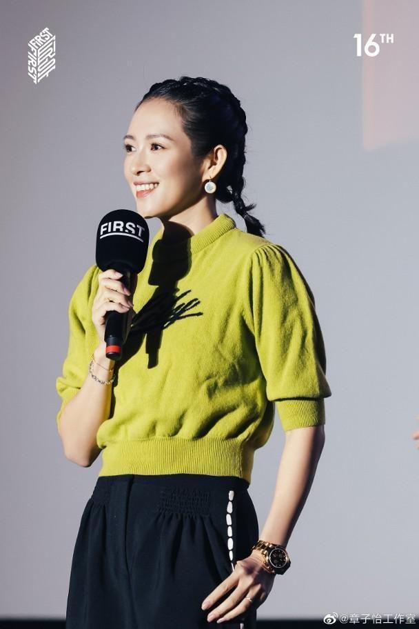 章子怡|章子怡以行动亲揭怀孕传闻 现身影展亲民送抱