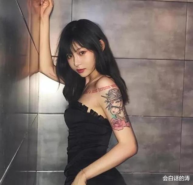 奥特曼|网红痞幼又作妖？穿JK跳舞秀大长腿，下蹲走路送福利，网友：该封