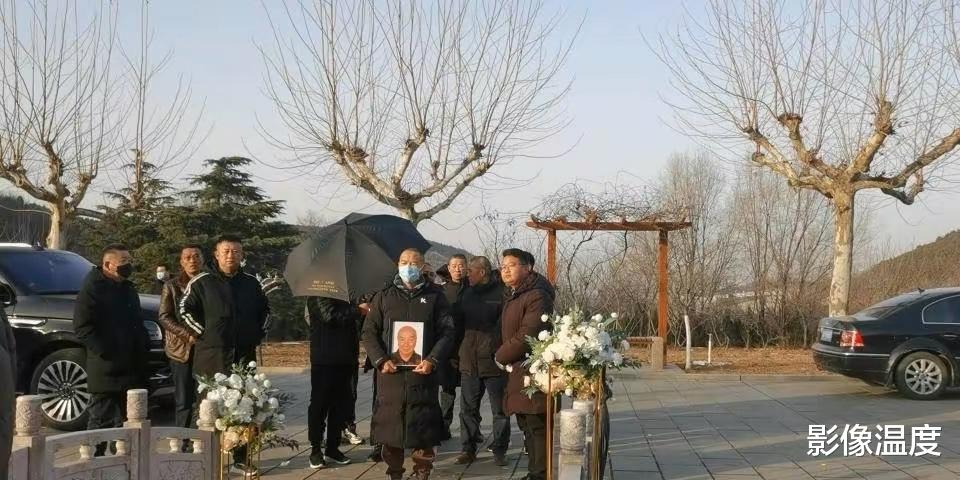 吴京|于海大师安葬济南,《少林寺》导演,吴京与夏雨、吴越专门去济南吊唁