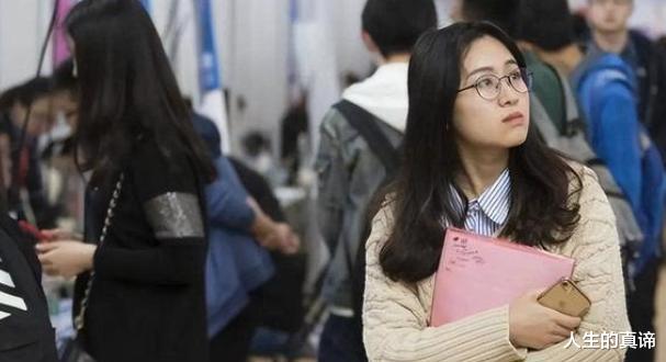 保安|女大学生辞去设计师工作,去富人区当保安,坦言工资比之前高不少