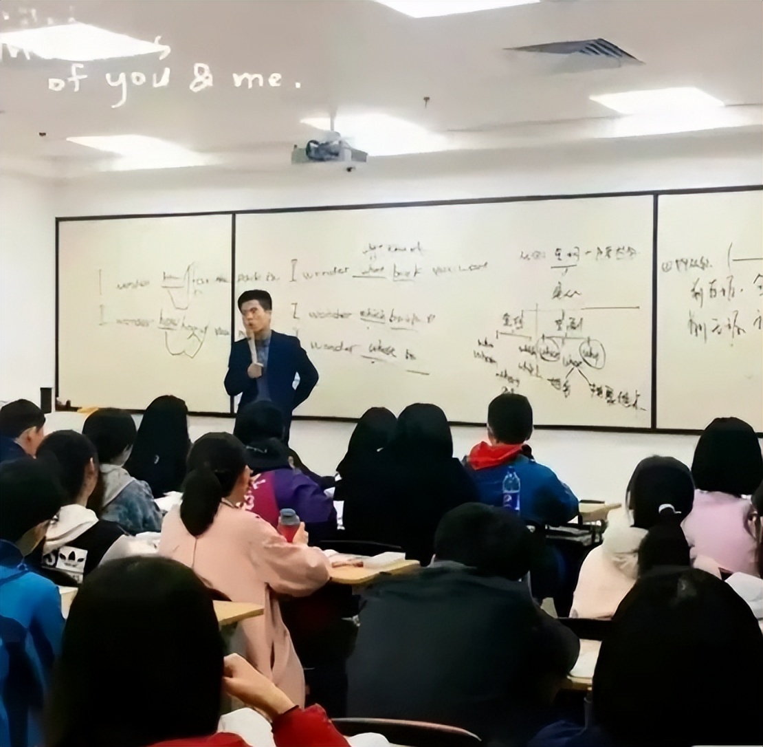 董宇辉|新东方“颜值地板”董宇辉,早年上课照片被曝出,依旧那么“帅”