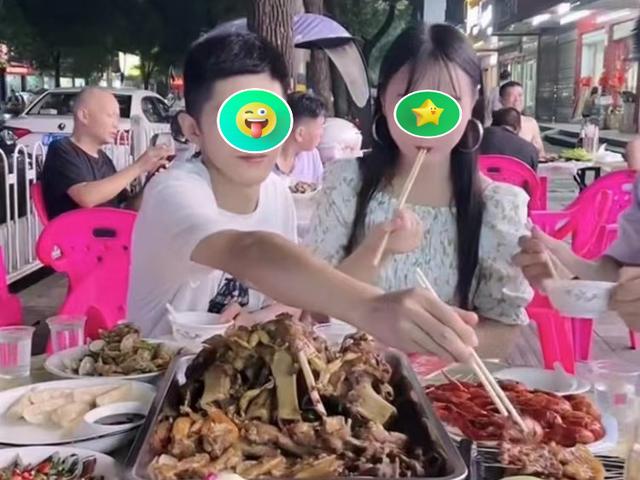 女子不顾男友感受,当男友面夹菜给男同事,男友吃醋夹菜给她闺蜜