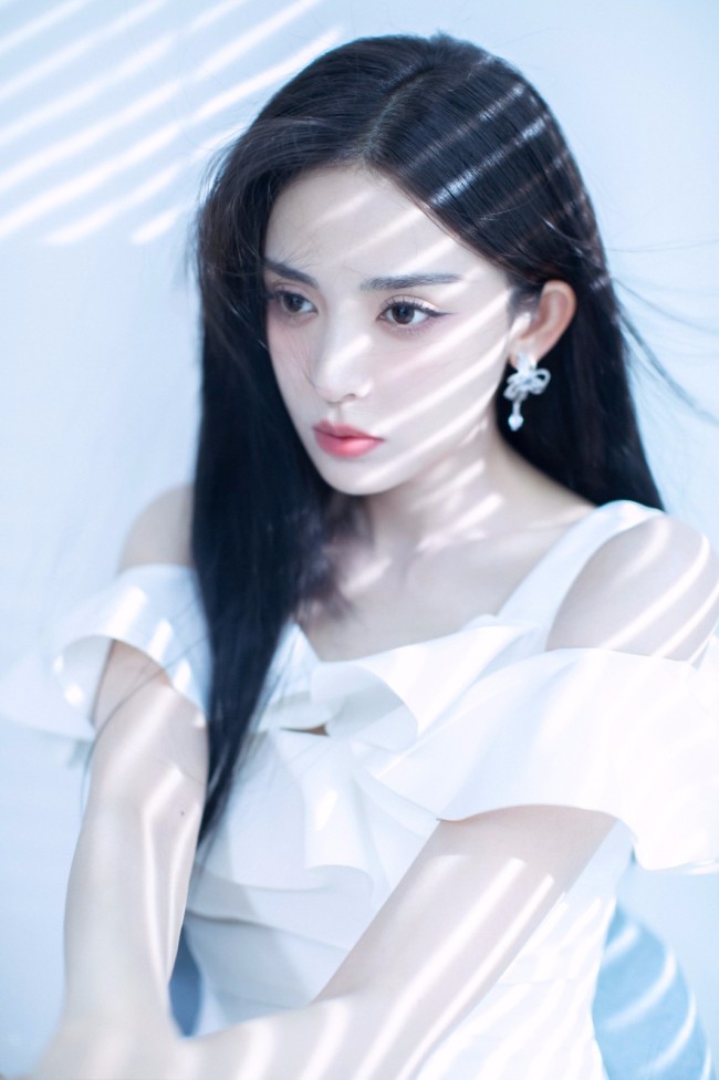 古力娜扎|淡妆也很美！娜扎穿白裙展现清新脱俗气质