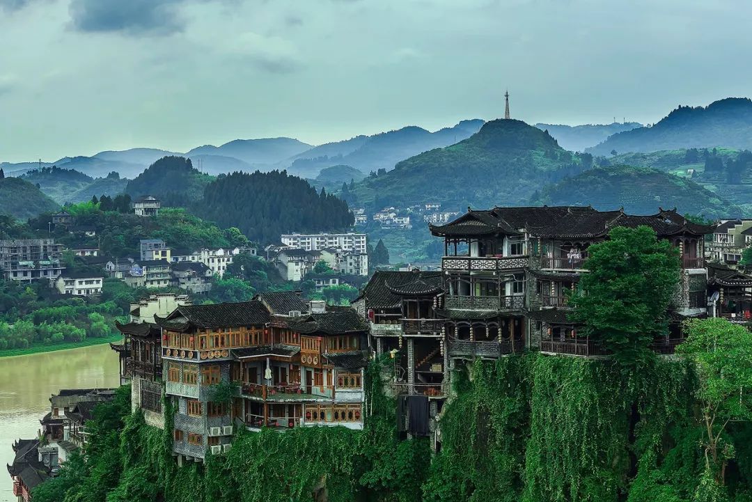 芙蓉镇|中国唯一挂在瀑布上的古镇，美景不输周庄，被誉“小江南”