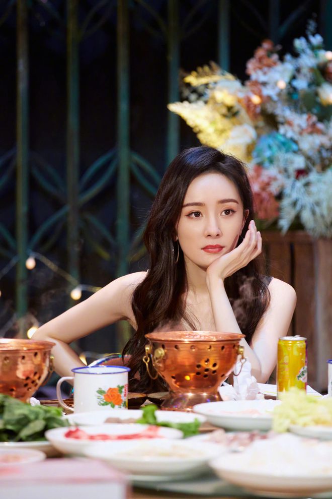 杨幂|杨幂新造型图曝光,穿短裙皮靴秀长腿,变身拽美酷姐!