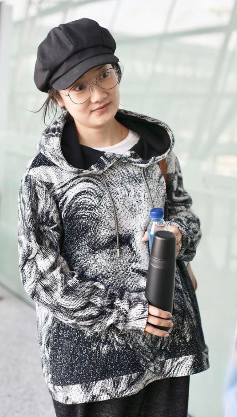 杨魏玲花 “凤凰传奇”玲花走机场，素面朝天手拎保温杯，中年女人真实模样
