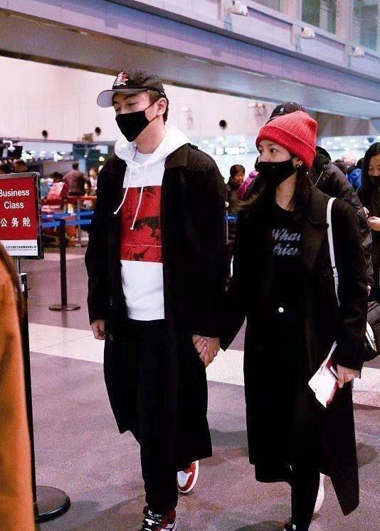 林允儿 39岁陈妍希真是“冻龄女神”，剪短发穿卫衣犹如少女，身材比例好