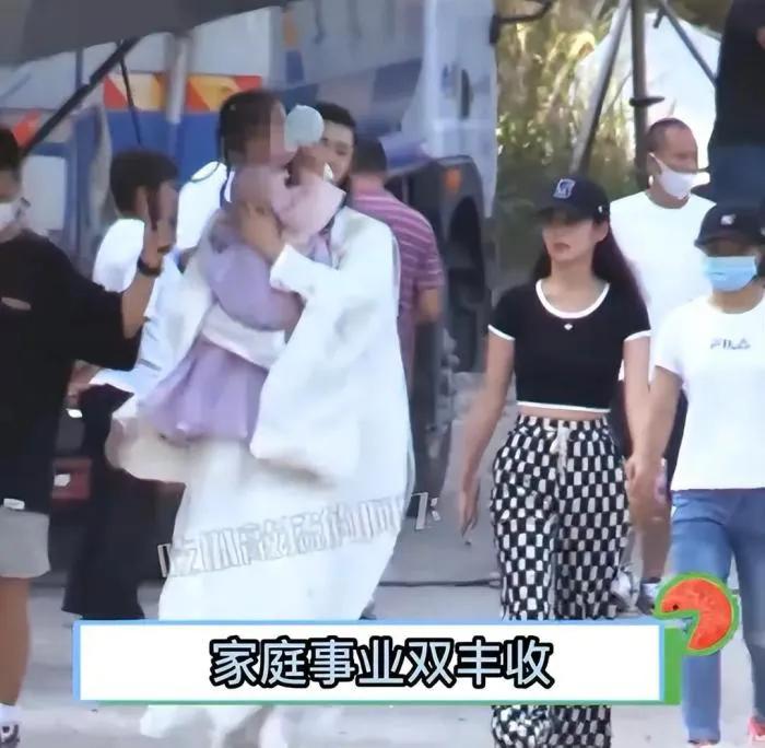 颖儿|颖儿晒温馨日常,付辛博把女儿小月亮扛肩上玩耍,父爱满满超宠溺