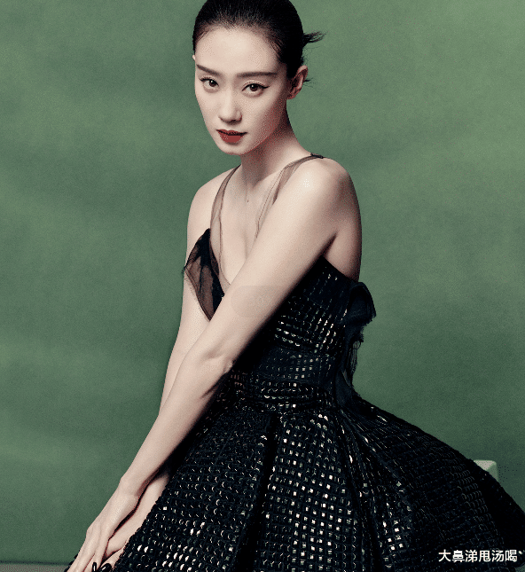 张小斐|35岁张小斐晒杂志硬照，眉眼冷淡红唇惑人，气质优雅高级感十足