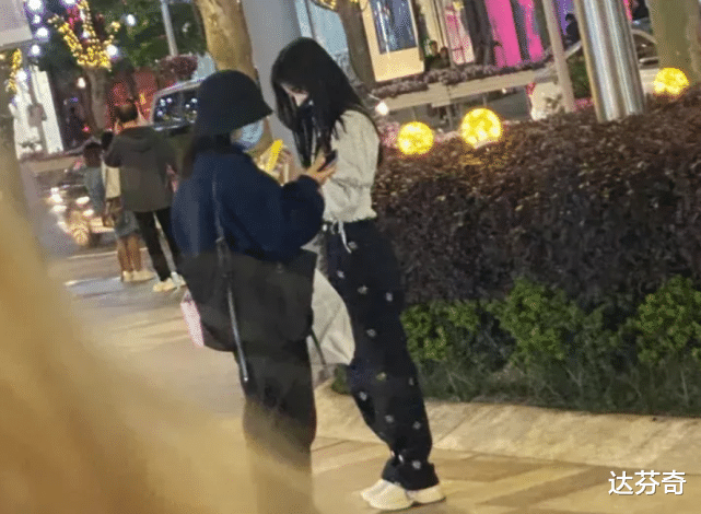 鞠婧祎|鞠婧祎出街被偶遇，路人用正常角度拍摄，这回的身高终于真实了