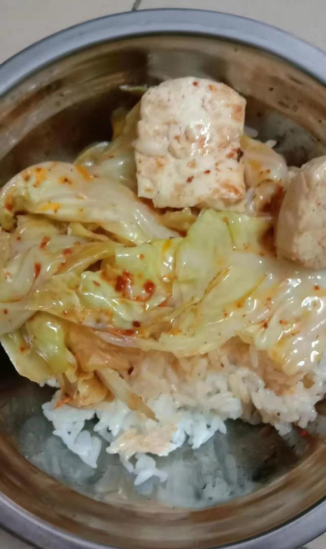 张平|福建小伙紧衣缩食过日子走红，一天3块钱吃两餐，手机是精神食粮