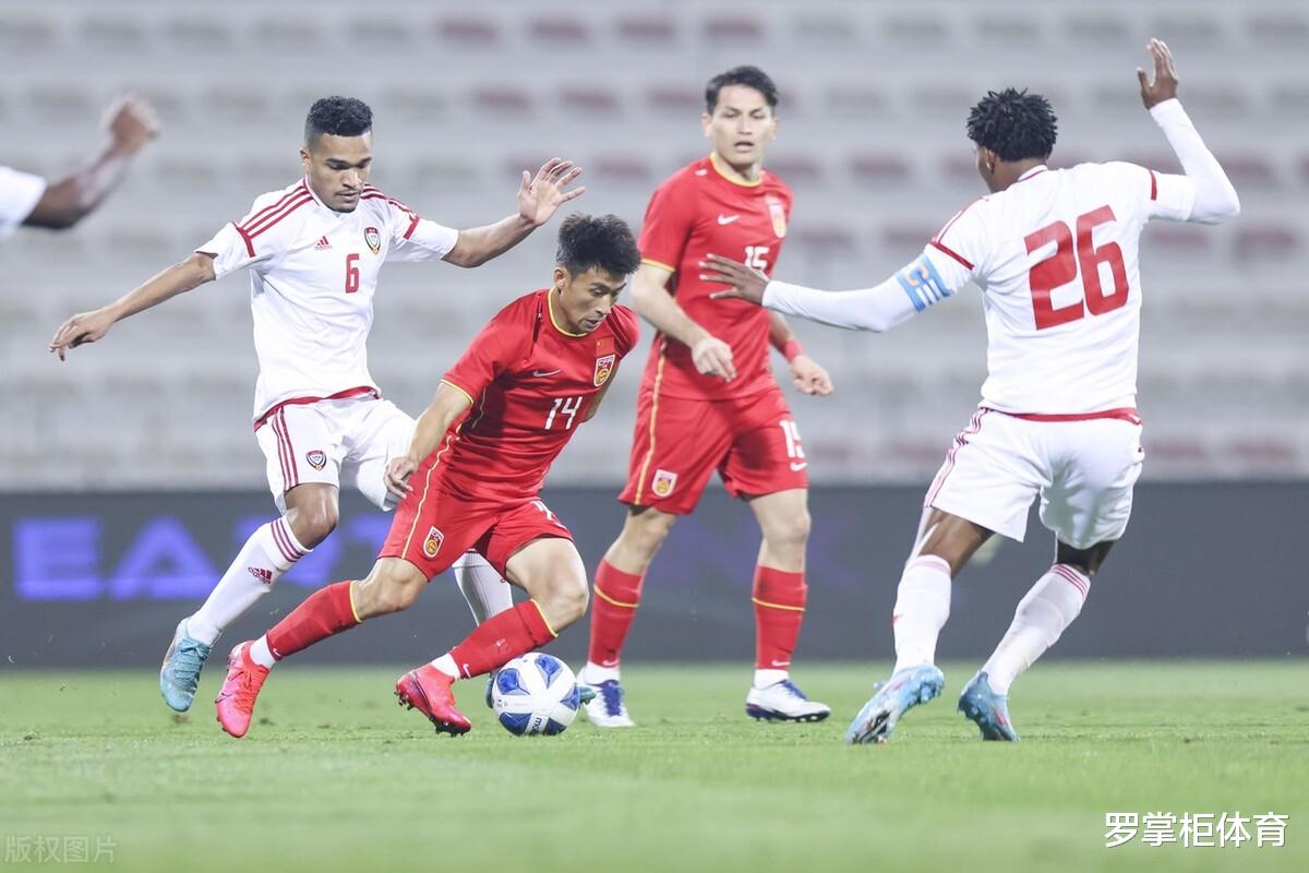 布克|0-1！国足U23率先丢球，后卫线如同中了定身术，对手进球不屑庆祝