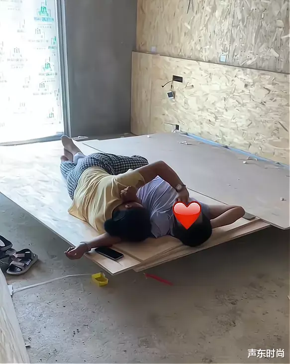 江苏一对男女给别人装修新房,在屋内地上撒狗粮,网友:别付工钱