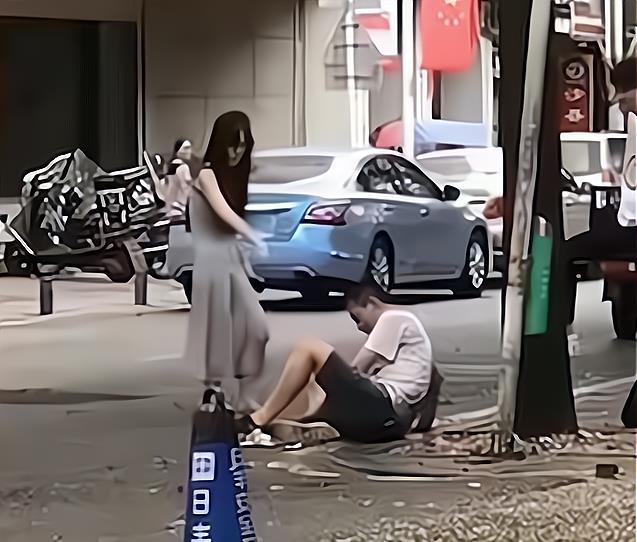 女子在街头狠狠用脚踹男友,男友不敢还手,女友:他不给我买包包