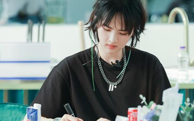 姚安娜|华为公主姚安娜毫无公主病，蹲着记账被抓拍，被网友质疑是伪学霸