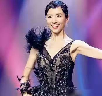董洁|40岁董洁上台真放得开!穿小黑裙配黑丝祙太抢镜!