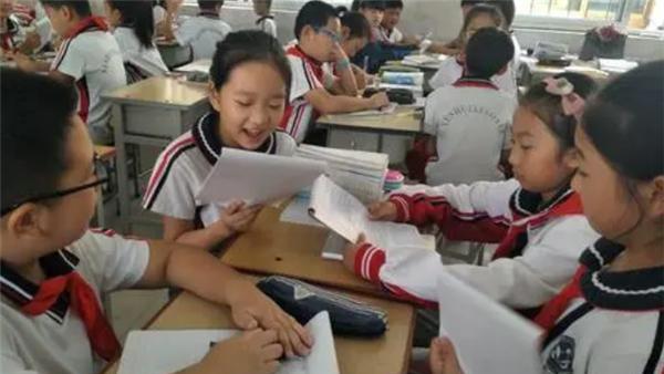 考试|小学生抽奖喜提试卷，一秒哭成“表情包”，老师：回家送给你弟弟
