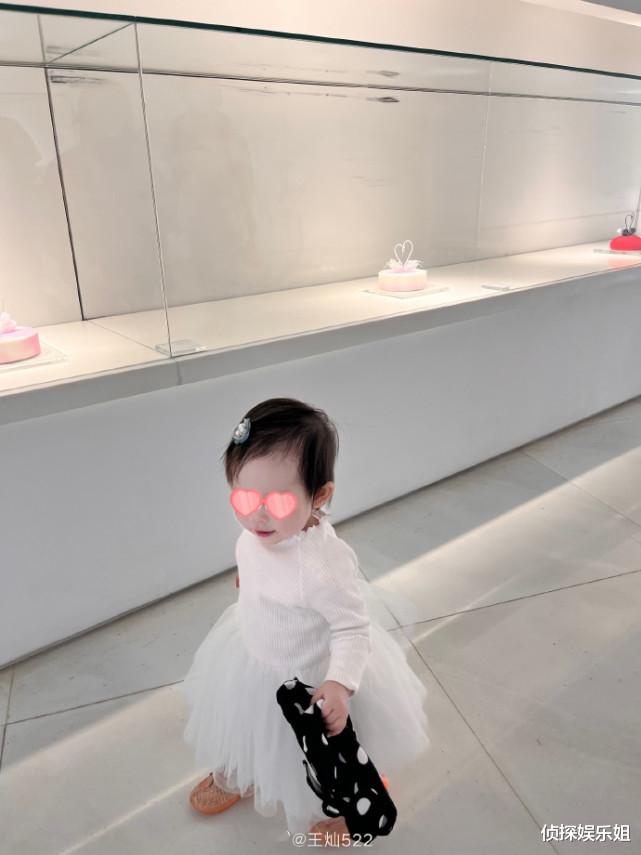 王灿|王灿带女儿与闺蜜小聚，穿露脐装抱娃尽显辣妈范儿，杜淳猛夸好美