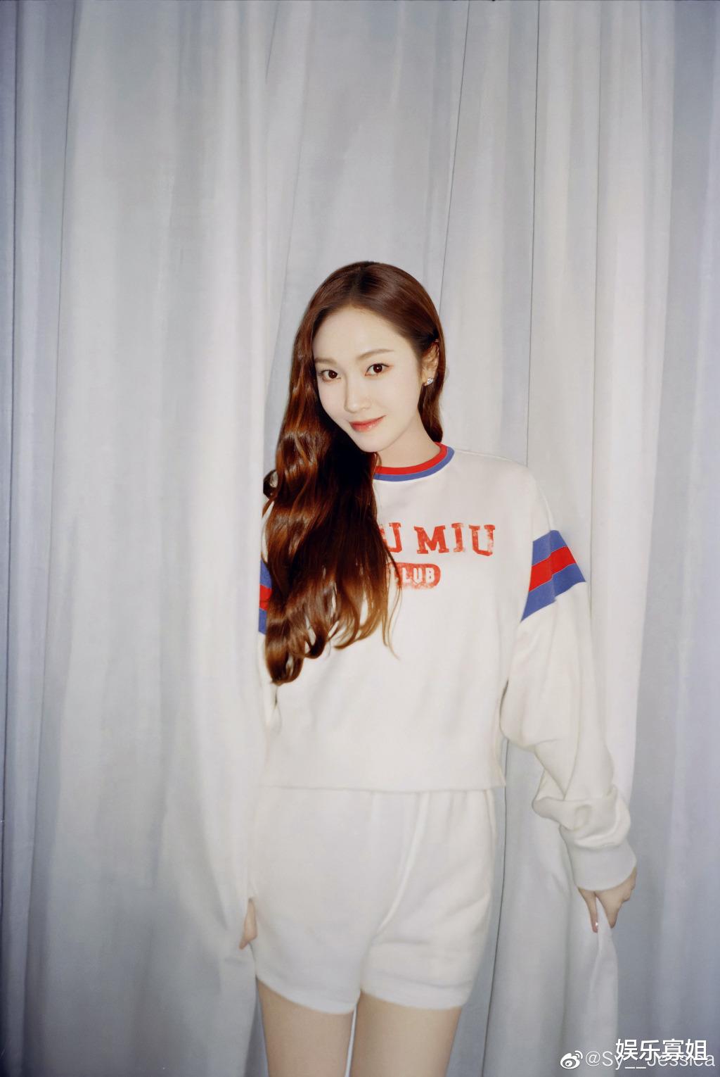 郑秀妍|郑秀妍晒对脸自拍照，皮肤细腻红润，就是两空格有点少