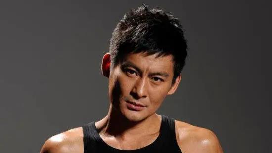 景冈山|景岗山首回应“酒蒙子”，称是自己的爱好，55岁头发花白身体健硕