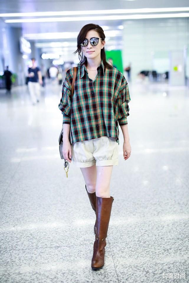 佘诗曼穿衣方式挺别致,“男友衬衫”配拉链半裙,看腿还是挺瘦的