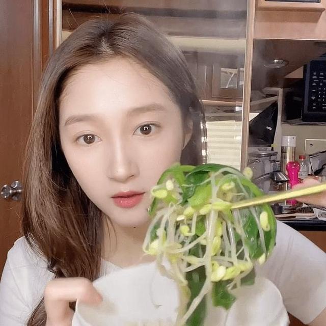 关晓彤 关晓彤吃美食津津有味，引400万粉丝围观，网友：看着好香