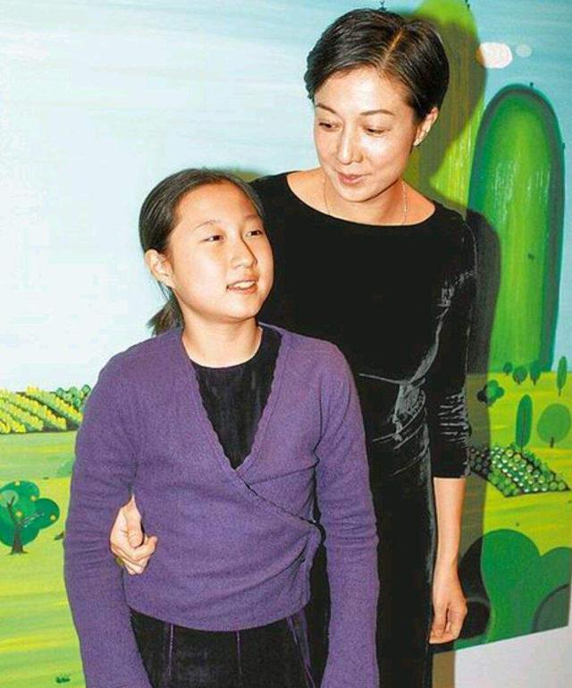 吴绮莉做工地装修,打几份工带大小龙女,从不怕累