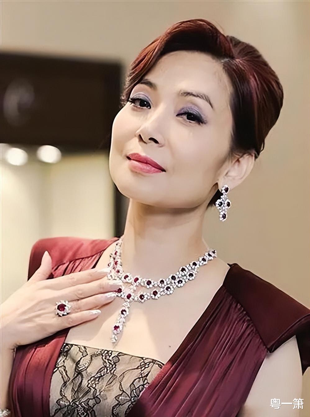 郑裕玲|香港娱乐七位年过六十仍然单身的女星,大多数都是身家过亿的富婆