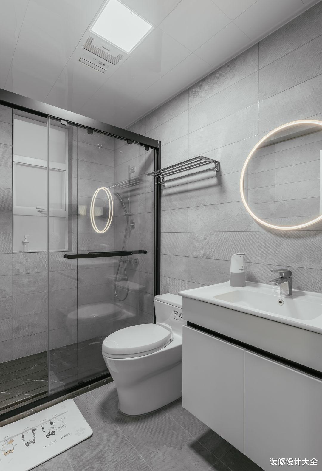 这对夫妻很有远见,客厅不放沙发茶几,让一家人的感情快速升温!