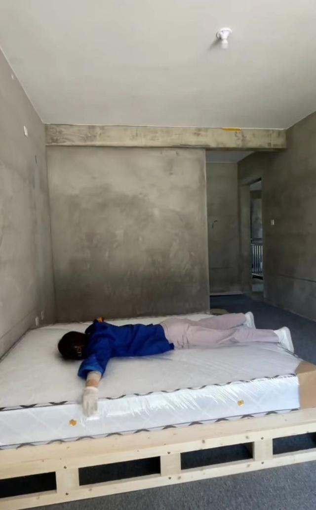 山东小两口入住毛坯房，自己打造温馨小窝，网友：别让这个女孩输