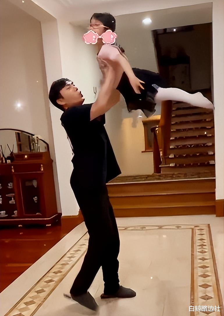 秦昊|秦昊和女儿豪宅内共舞，5岁米粒大长腿瞩目，脸型酷似母亲伊能静