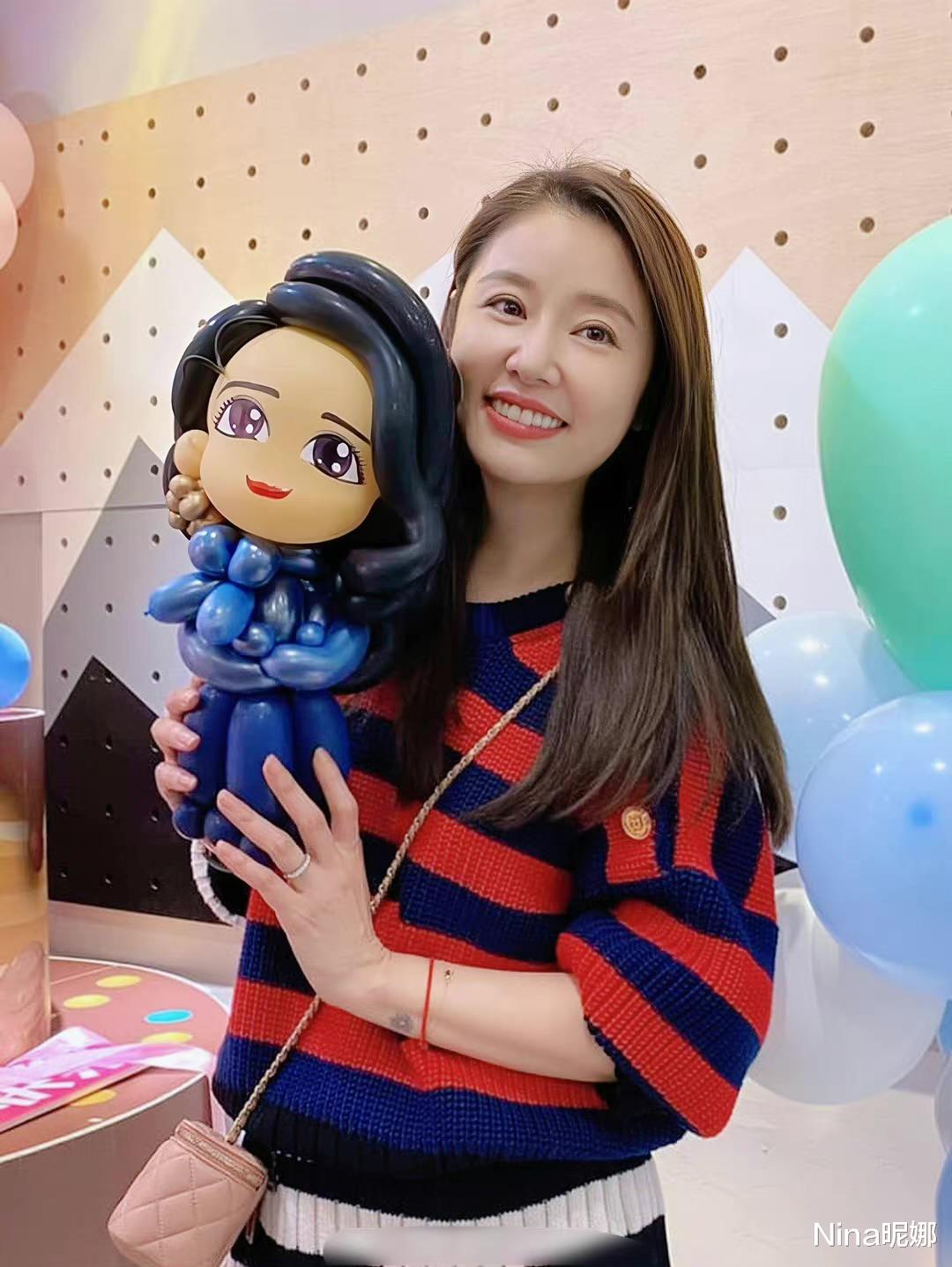 林心如|林心如包场为女庆生太隆重！穿露肩毛衣成主角，老戏骨还是少女身材