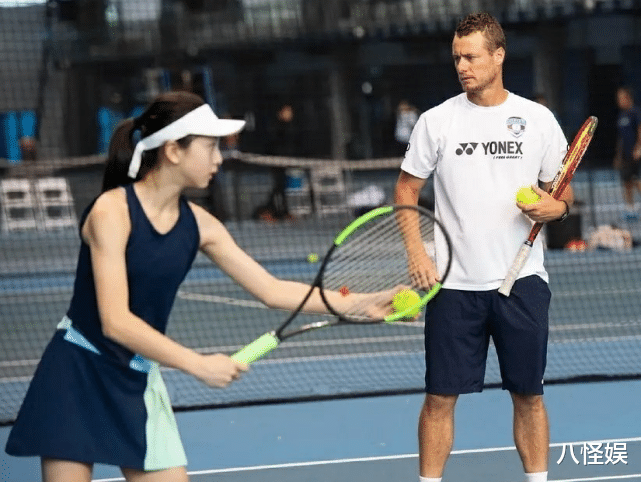 田亮|田亮夫妇带儿女露营,森碟和弟弟劈柴生火,干起活来一点不矫情?