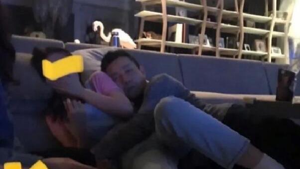 秦海璐|汪小菲与张颖颖亲密合影照曝光，当众搂抱不避嫌