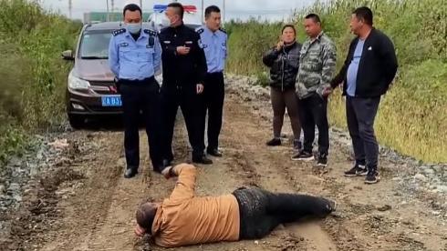 厉害了！老头偷玉米被抓躺地不起，反讹种地主人30万元，仗着年龄大故意丢人败兴！