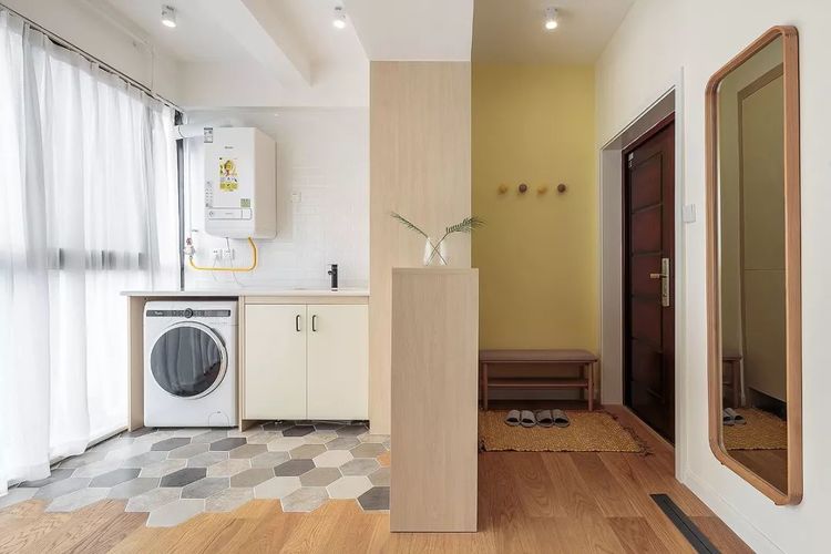 108平三室,玄关配色好温暖,生活阳台实用开阔,让人一眼钟情