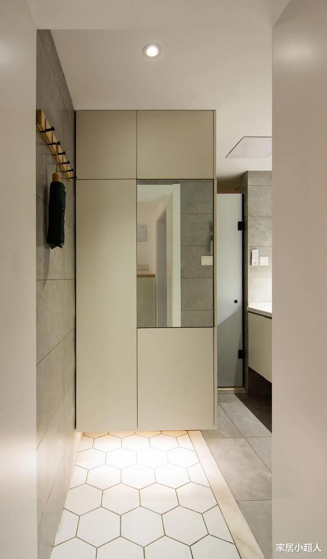 她坚持去除客厅背景墙,还在卫生间设计储物区,成果却让人惊艳