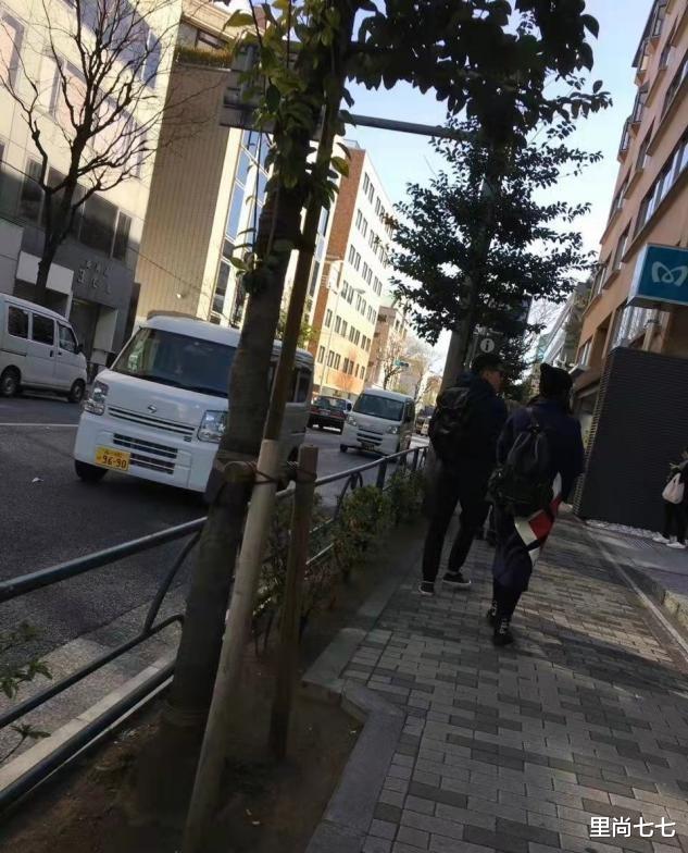 高圆圆|高圆圆夫妇被偶遇,穿大衣戴针织帽超气质,小粗腿抢镜