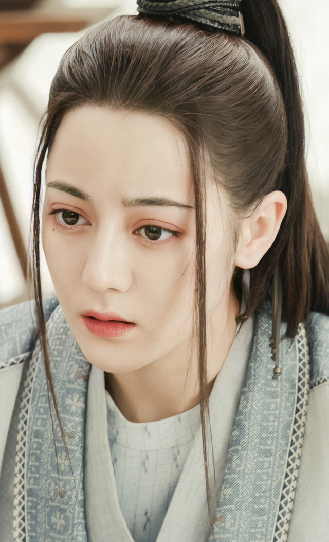 迪丽热巴|长着一张“大长脸”也好看的10位女星，个个明艳大气，满屏高级感