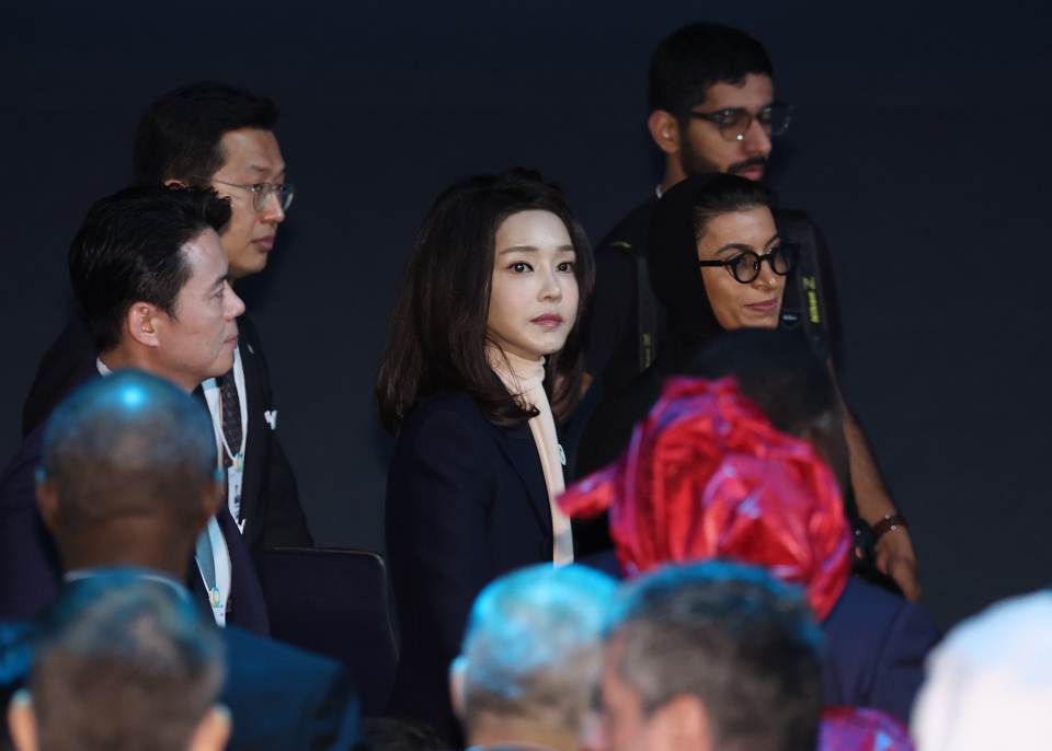 眼影 韩国夫人在阿联酋国宴放大招！穿宫廷风小黑裙气场好强，好隆重啊