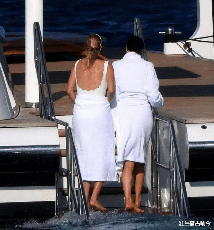 希拉里|希拉里年轻时靠美貌征服克林顿,如今74岁走红毯好臃肿,成胖大妈