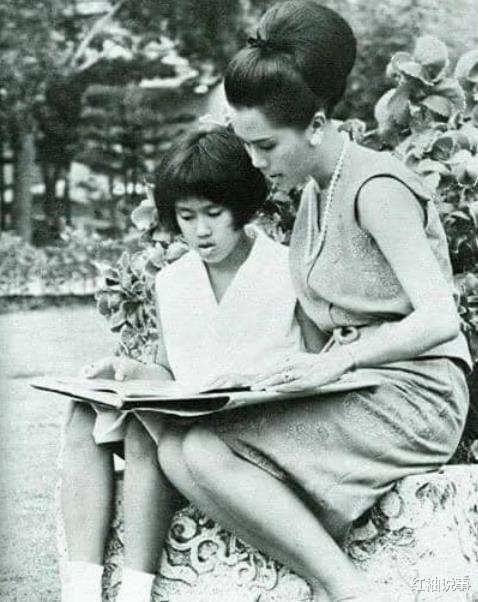 整容|90岁诗丽吉罕见亮相,脸色铁青全是黑色斑点,整容后遗症好明显