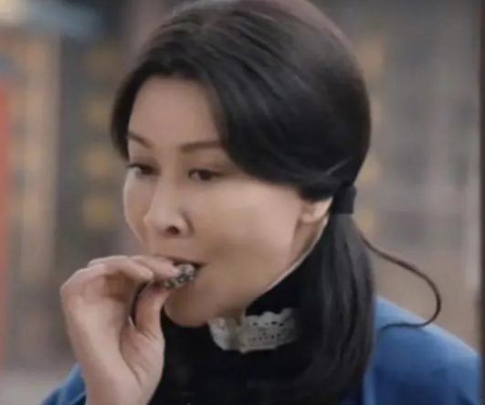 刘晓庆|女明星不服老“装嫩”失败，老了就别再尬演少女了！