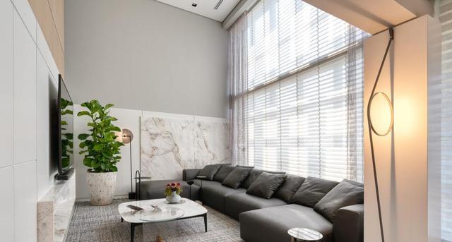 卖掉大平层，换这套160复式，客厅挑空4.5米，楼上楼下动静分离