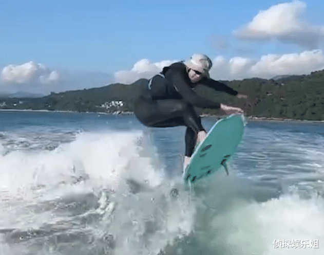 粉色|60岁周星驰挑战冲浪,动作潇洒灵活身姿轻盈,状态犹如年轻小伙